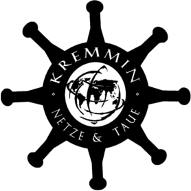 Logo des Unternehmens, Steuerrad mit Kremmin und einem Globus